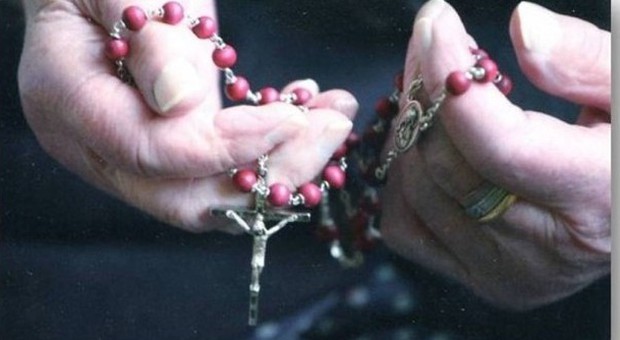 Ladri senza rispetto: rubati i rosari dalle mani dei defunti