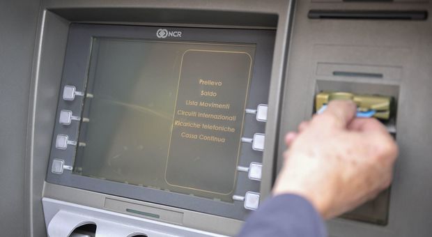 Un prelievo da un bancomat