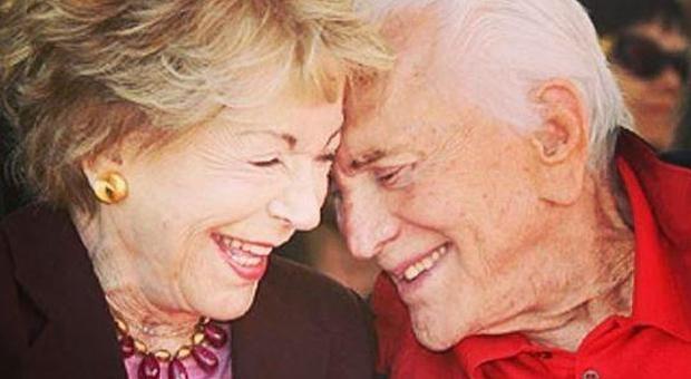 Kirk Douglas e Anne Buydens festeggiano 65 anni di matrimonio: i due centenari sono la coppia più longeva di Hollywood
