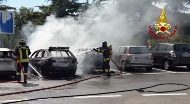 Paura nel parcheggio dell'A31, Bmw prende fuoco e l'incendio distrugge 4 auto