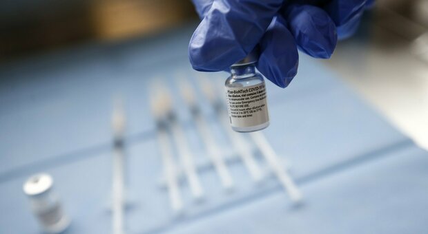 Vaccini Covid agli over 80: esordio caos, ma in 7 ore già 30mila prenotati on line