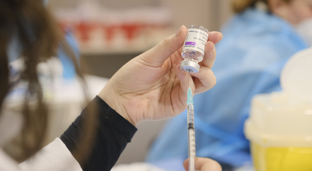 Effetti collaterali dopo il vaccino: 200 insegnanti danno forfait