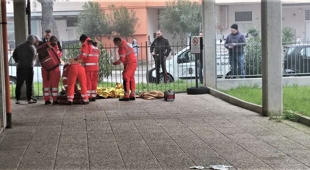 Sanitari 118 e carabinieri mentre soccorrono a Lido Tre Archi un giovane aggredito da due cani un rottweiler e un pitbull. Era 4 gennaio di quest’anno