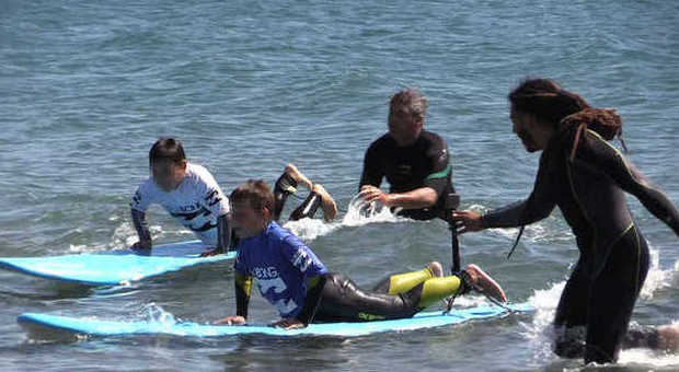 Autismo, sulle spiagge di Ostia approda la surf-terapia