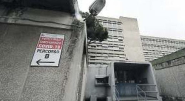 Coronavirus a Napoli, mancano posti letto: un padiglione Covid al Policlinico