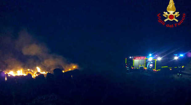 Lacedonia, bruciano trecento rotoballe: nottata di lavoro per i vigili del fuoco