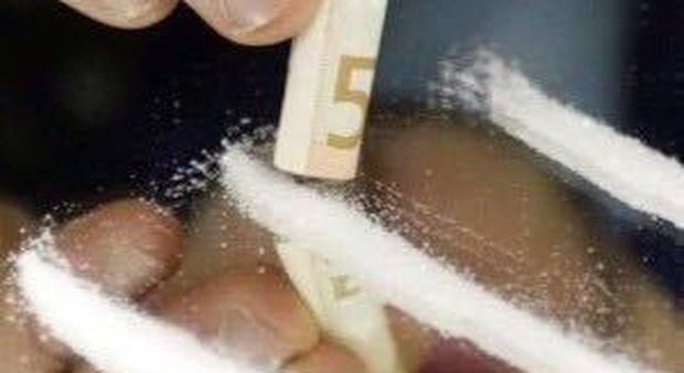 Cocaina e 5mila euro in contanti nascosti in casa: 41enne in manette