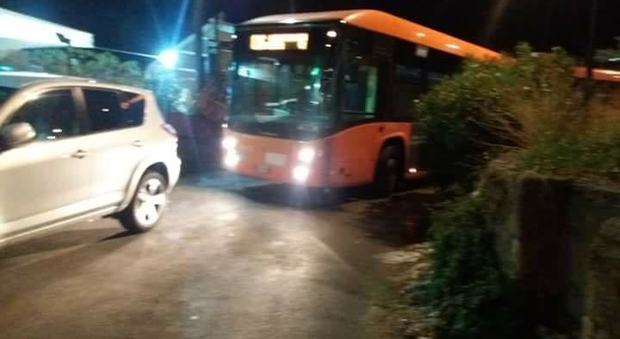 La domenica nera di Mergellina: sosta selvaggia blocca stazionamento bus