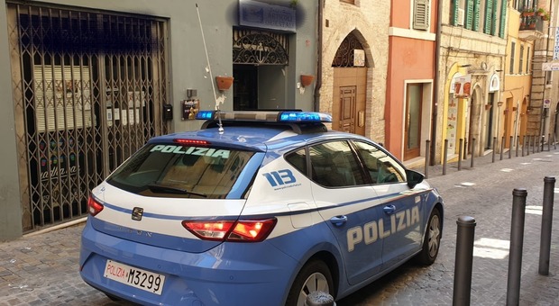 Una pattuglia della polizia impegnata nei controlli in centro ad Ancona