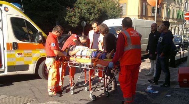 Ancona, investita da un'auto in via Matteotti: gamba fratturata per Stefania Costantini