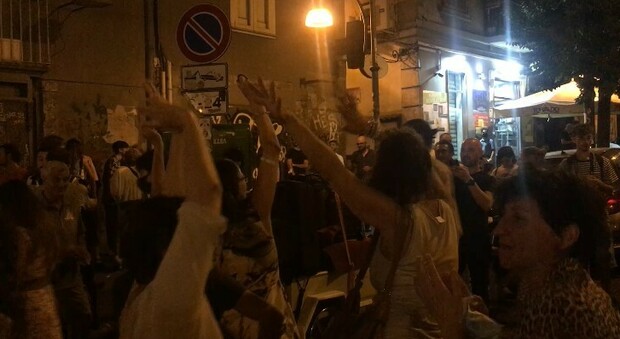 Musica, ballo e spritz: a Napoli la processione per San Gennaro diventa discoteca