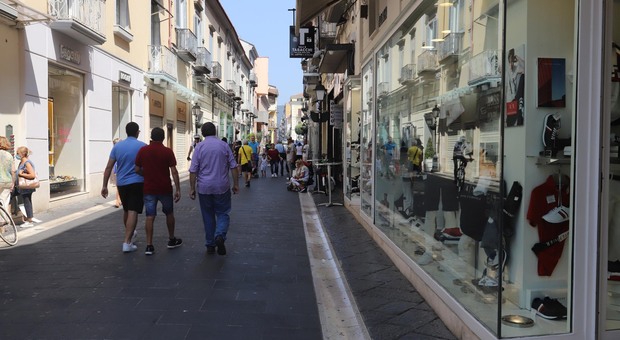 Ferragosto a Caserta, locali e negozi restano aperti: «Vacanze? Un lusso»