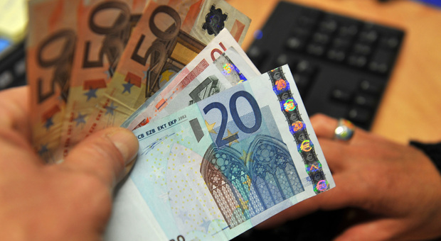 Trova un portafoglio, dentro ci sono 600 euro: autista di ambulanze lo consegna a casa del proprietario