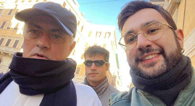 Mourinho in via del Corso con sciarpa e cappellino, selfie con un tifoso della Roma: «Vi voglio bene»