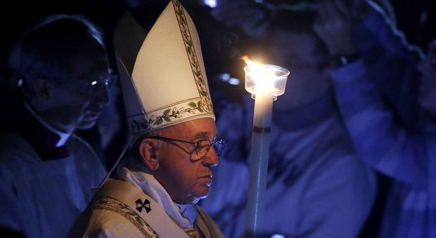 Papa Francesco alla veglia pasquale: «Chiesa porti speranza al mondo»