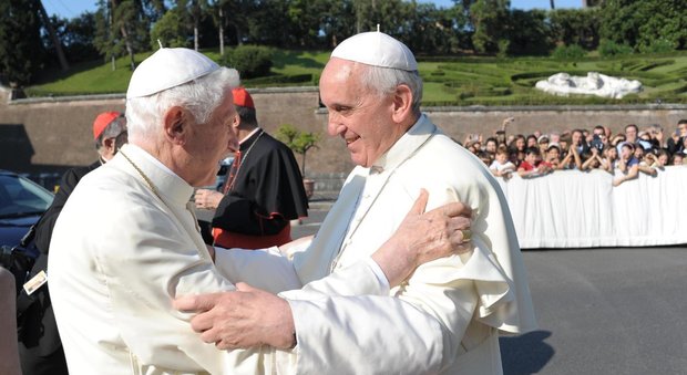 Vaticano, Papa Francesco abbraccia Ratzinger: «L'amore vince sulla morte»