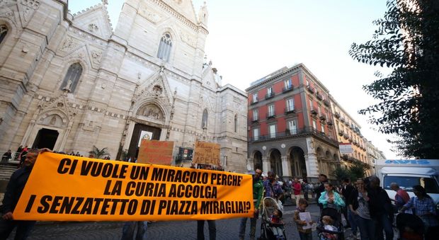 San Gennaro: al Duomo manifestano gli occupanti di uno stabile della Curia