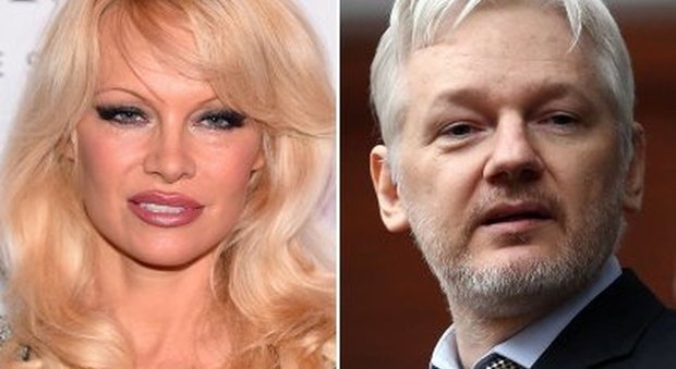 Pamela Anderson e Julian Assange