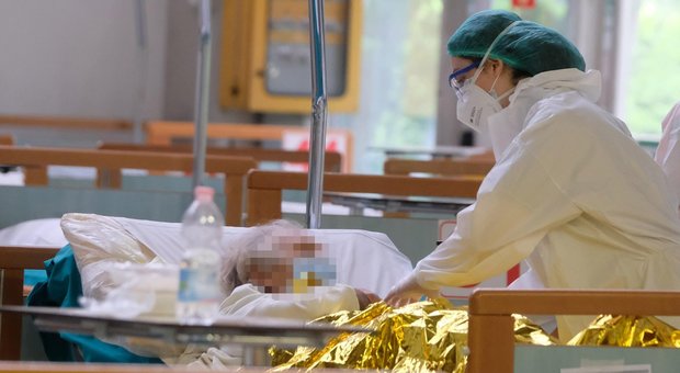 Coronavirus, lontane da casa per non infettare nessuno: tsunami in famiglia per il 70% delle operatrici sanitarie