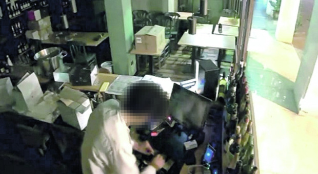 Ladro ripreso dalle telecamere (mentre ruba) vuole querelare la vittima del furto: «Ha diffuso il video»