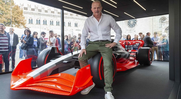 Fabrizio Longo, numero uno dell'Audi Italia con il manichino della Formula 1