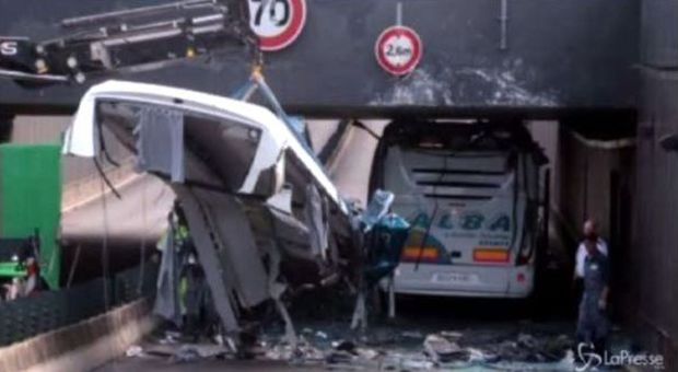 “Decapitato” pullman in tunnel basso: 30 passeggeri feriti nello schianto