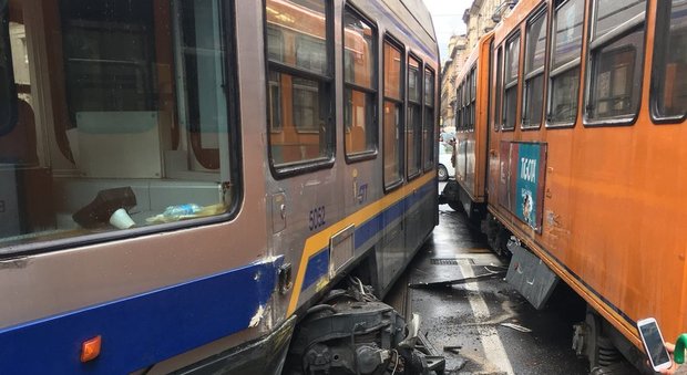 Due tram si scontrano tra loro e deragliano: 16 feriti