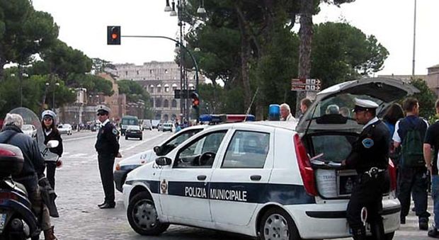 Roma, turiste palpeggiate ai Fori Imperiali: romeno denunciato per molestie sessuali