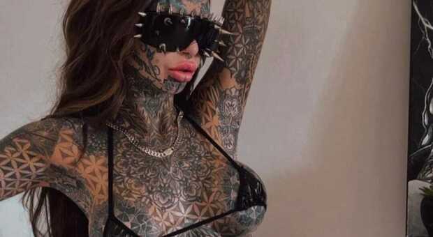 La ragazza più tatuata d'Australia si mostra senza veli sui social: trasformazioni estreme sul 98% del corpo, la reazione dei follower FOTO