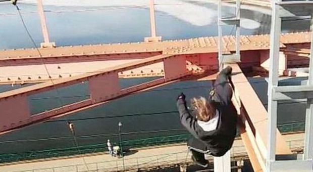 Perde l'equilibrio e si aggrappa a un cavo elettrico: 14enne muore dopo aver scalato un ponte