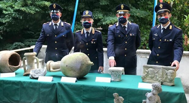 Roma, la polizia interviene per una lite e scopre reperti archeologici di inestimabile valore all’Appio