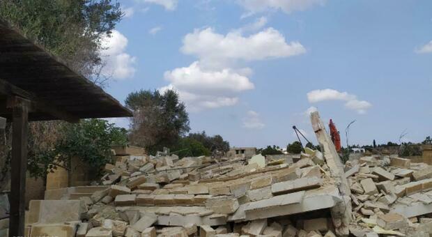 Abusivismo edilizio a Porto Cesareo: demolita una villa di 500 metri a pochi passi dal mare