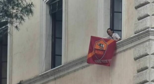 Trionfo Roma, si festeggia anche in Campidoglio: l'assessora Monica Lucarelli col bandierone alla finestra
