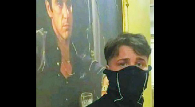Francesco Pio Valda davanti a un poster di Scarface