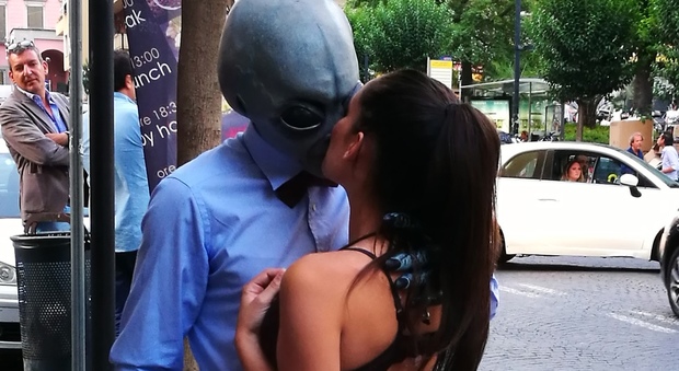Napoli, la strage dei baci alieni: chi è il marziano che approccia le belle ragazze