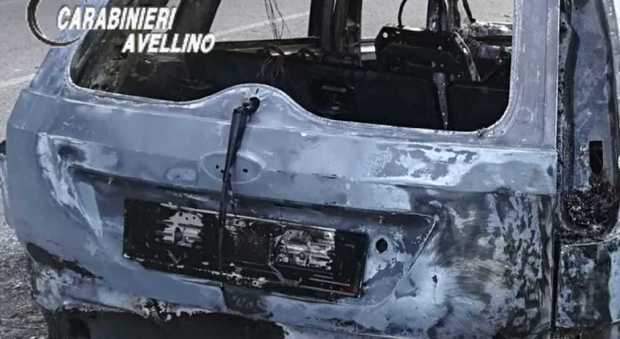 Auto in fiamme, muore a 47 anni: incidente o suicidio, c'è l'inchiesta