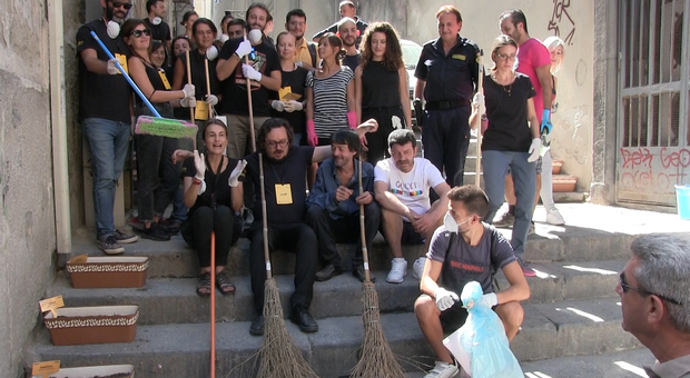 Napoli, i lavoratori del Madre puliscono la zona adiacente al museo: «Le nostre richieste inascoltate, adottiamo noi le strade»