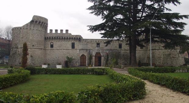 Il castello orsini di Avezzano. Ancora chiuso il castello-scrigno: le proteste dei turisti