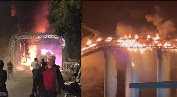 Roma, ponte dell'Industria devastato da un incendio: altissima colonna di fumo. Video Foto