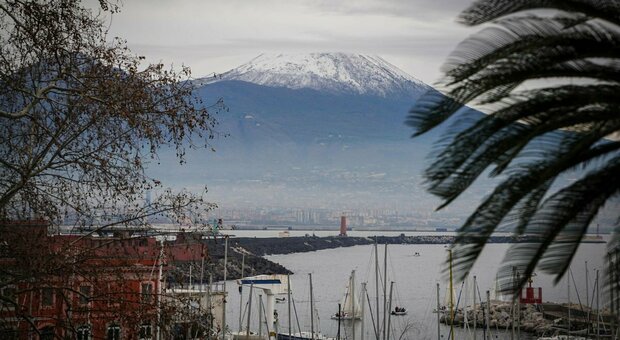 Maltempo a Napoli, neve sul Vesuvio: è l'effetto del brusco calo delle temperature