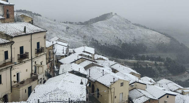 Meteo: l'Italia nella morsa del gelo: «Weekend più freddo dell'Inverno». Neve e vento forte al Sud, disagi negli spostamenti
