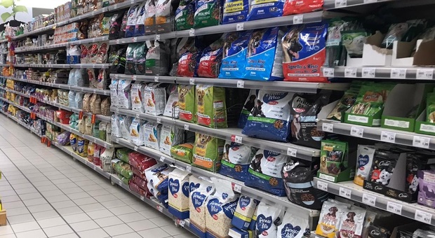 Uno scaffale di cibo per animali in un supermercato