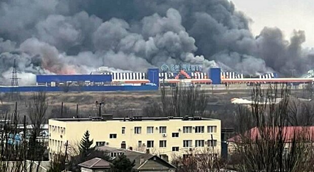 Mariupol, un ipermercato in fiamme