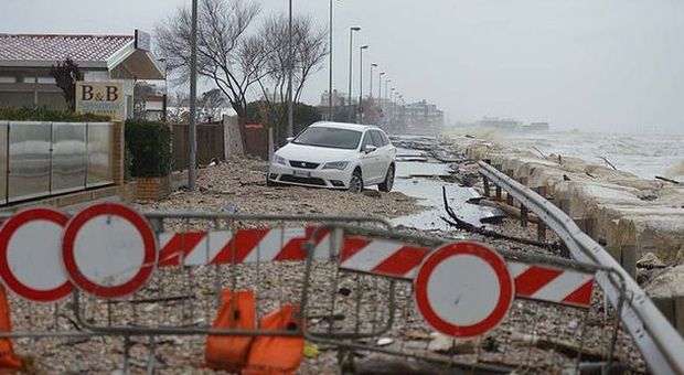 Fano, rabbia per i danni delle mareggiate «La Regione ci snobba, andiamo in Romagna»