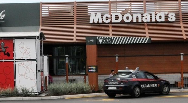 All'uscita dal McDonald's i due giovani ladri sono stati subito acciuffati