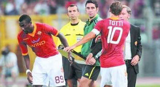 Il cambio tra Totti e Okaka