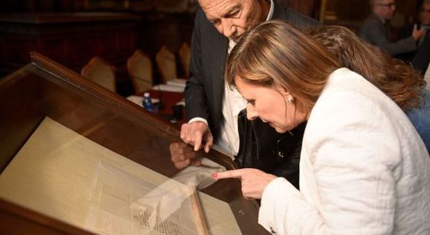 Il conte Vanni esamina il terzo manoscritto con la prof Melosi (foto Gentili)