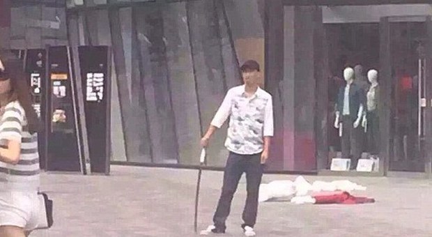 Pechino, uccide una donna e ferisce il marito con una spada: follia al centro commerciale