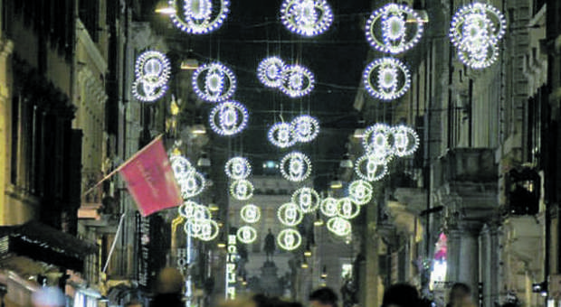 Natale, Acea illumina il centro di Roma: a via del Corso 400 diamanti di luce