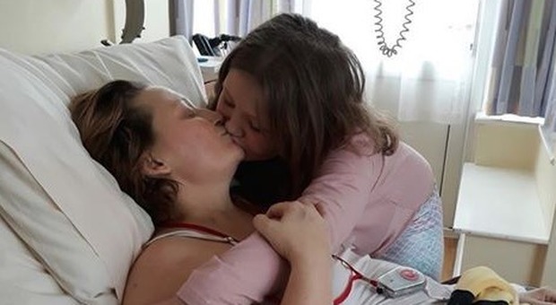 Il bacio della figlioletta di 8 anni alla mamma che sta morendo di cancro. «Ora la bimba è orfana, aveva già perso il papà»